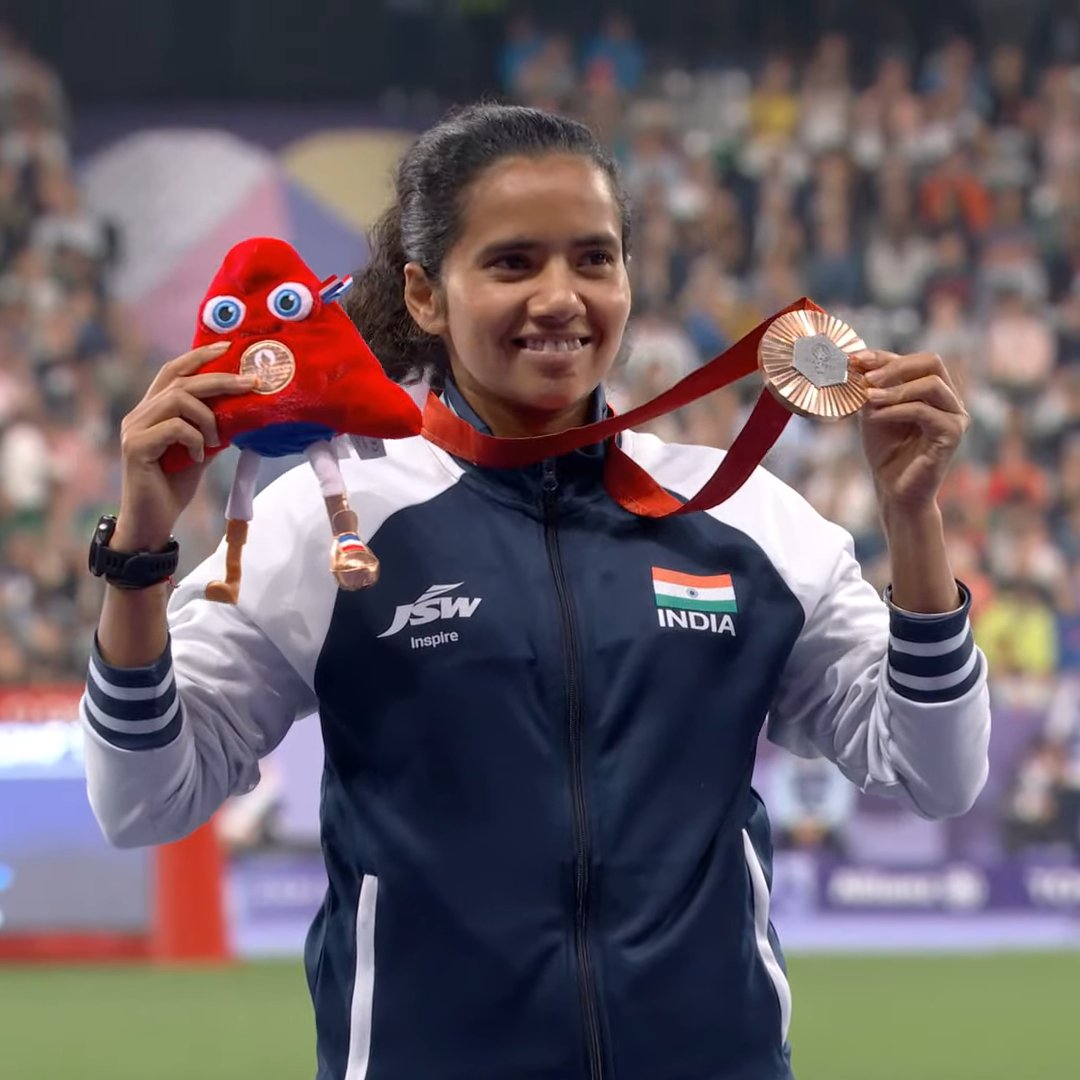 the_bridge_in's tweet image. 𝗧𝗵𝗲 𝘀𝗺𝗶𝗹𝗲 𝘀𝗮𝘆𝘀 𝗶𝘁 𝗮𝗹𝗹! 😃✨

✅ The first Indian woman to win two medals in para athletics at the Paralympics
✅ The first woman to win a Paralympic medal in a para athletics track event 

Historic feat achieved by Preethi Pal 🥉🥉

#ParaAthletics #PreethiPal…