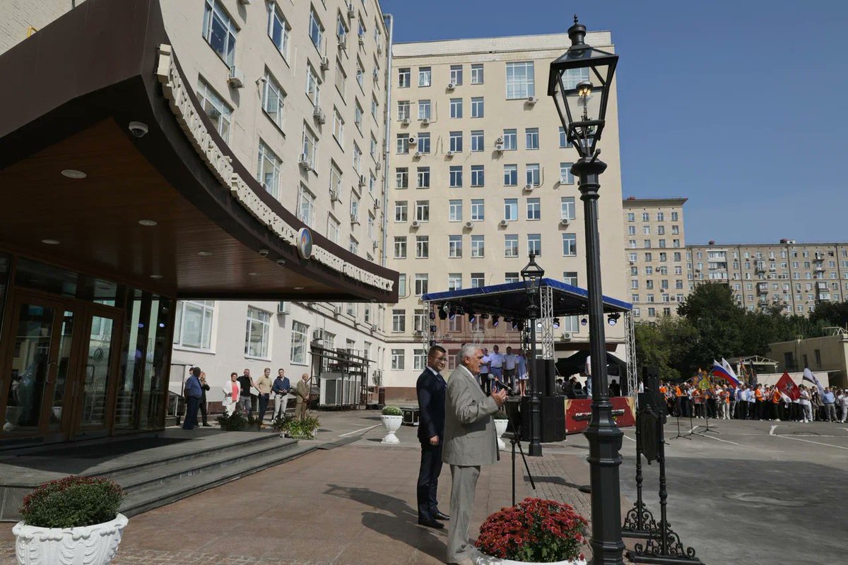 Russia's tweet image. ❓#DYK this year #KnowledgeDay in @Russia coincided with Oil&amp;amp;Gas Industry Workers&apos; Day 

👍 #OTD, Russian Gubkin University students paid tribute to history - they set on light the exact historic replicas of gas lanterns that first lit up streets of @moscow in the 19th century