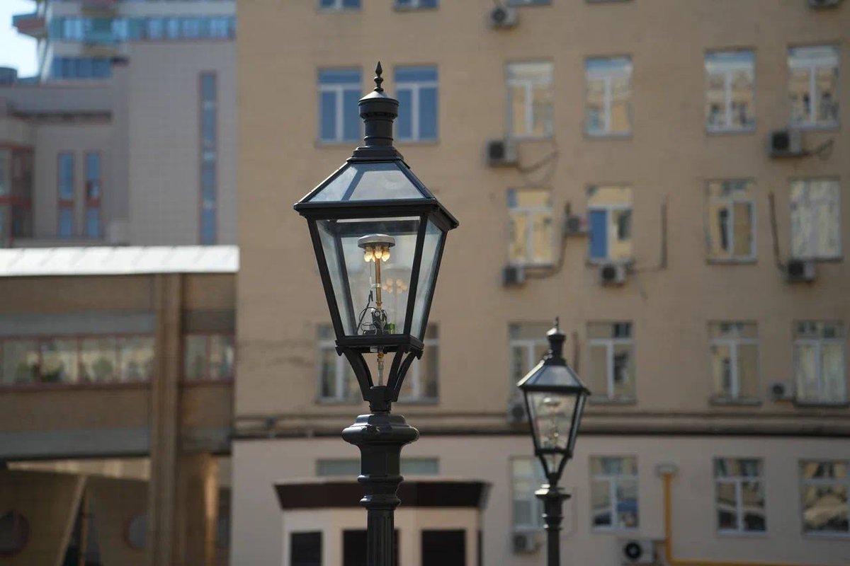 Russia's tweet image. ❓#DYK this year #KnowledgeDay in @Russia coincided with Oil&amp;amp;Gas Industry Workers&apos; Day 

👍 #OTD, Russian Gubkin University students paid tribute to history - they set on light the exact historic replicas of gas lanterns that first lit up streets of @moscow in the 19th century