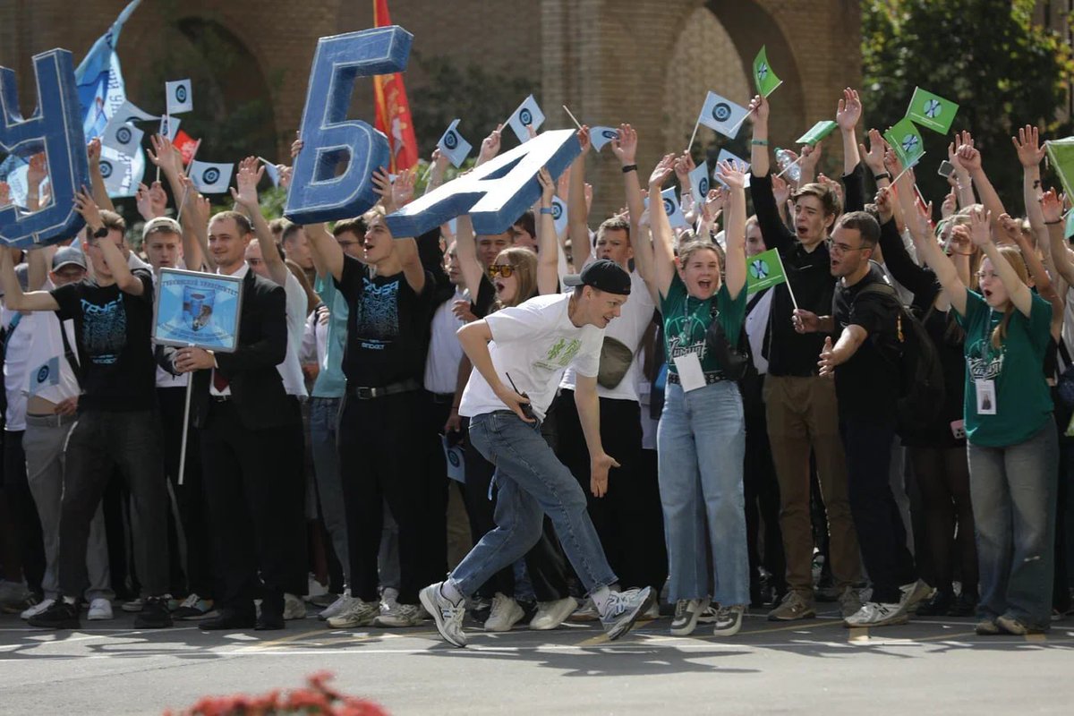 Russia's tweet image. ❓#DYK this year #KnowledgeDay in @Russia coincided with Oil&amp;amp;Gas Industry Workers&apos; Day 

👍 #OTD, Russian Gubkin University students paid tribute to history - they set on light the exact historic replicas of gas lanterns that first lit up streets of @moscow in the 19th century