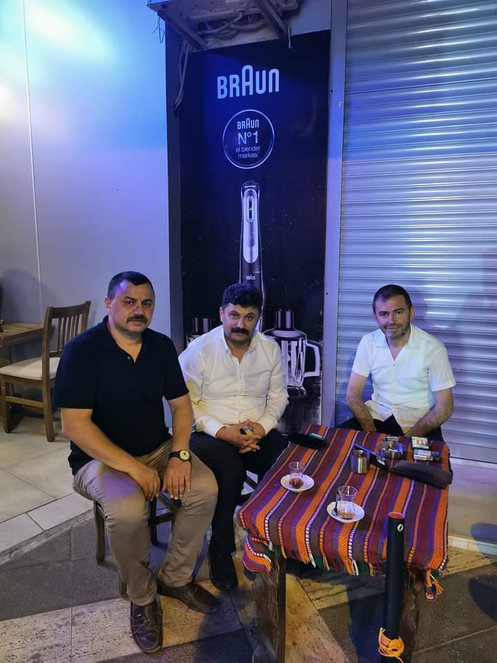 SucuCml's tweet photo. münâkaşa, tartışma, rekâbet ve üstünlük mücâdelesi;
 ham nefislerin gurur ve benliklerini tahrik ederek, anlayışlarının daha da kapanmasına sebebiyet verir.
Bu ise, doğruların kabûlünü iyice zorlaştırır.

Mevlânâ Hazretleri buyurur:

“Câhillerin yanında kitap gibi sessiz ol.” https://t.co/cDPsIKbzw5