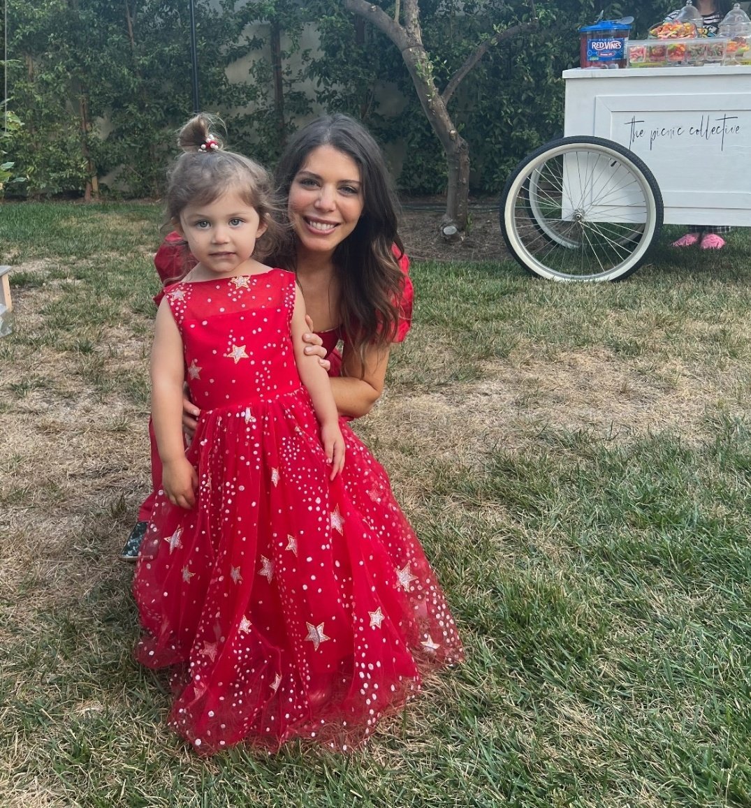 _____ _____ _____ _____ _____
   ← ⚪ amelia shepherd                        ⠇  
               ᴴᵃᶜᵉ ³ ᵐⁱⁿᵘᵗᵒˢ 
Mi chiquitina la más feliz al estar viendo todas las obras de arte de su tía 

#𝓢𝐎𝐎𝐍𝐀𝐄𝐗𝐏