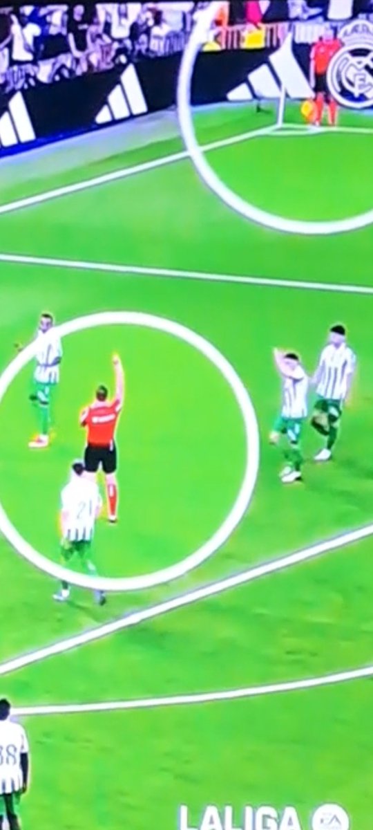 rof136's tweet photo. Arberola Rojas, condiciona al lineman a levantar la bandera!
Es terrible el arbitraje de este impresentable!
@LaLiga! https://t.co/1OJd19kjUD