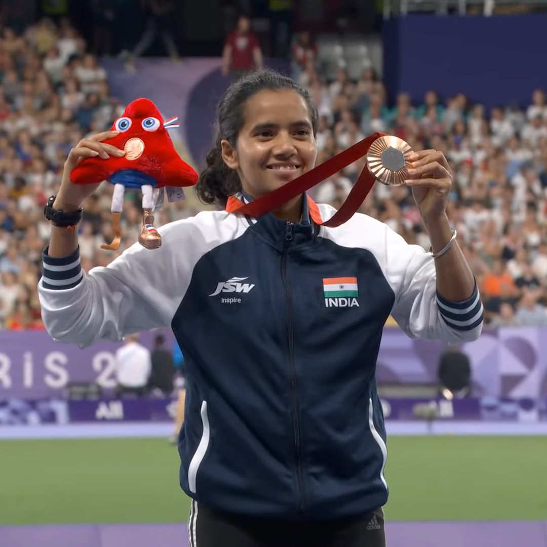 the_bridge_in's tweet image. 𝗧𝗵𝗲 𝘀𝗺𝗶𝗹𝗲 𝘀𝗮𝘆𝘀 𝗶𝘁 𝗮𝗹𝗹! 😃✨

✅ The first Indian woman to win two medals in para athletics at the Paralympics
✅ The first woman to win a Paralympic medal in a para athletics track event 

Historic feat achieved by Preethi Pal 🥉🥉

#ParaAthletics #PreethiPal…