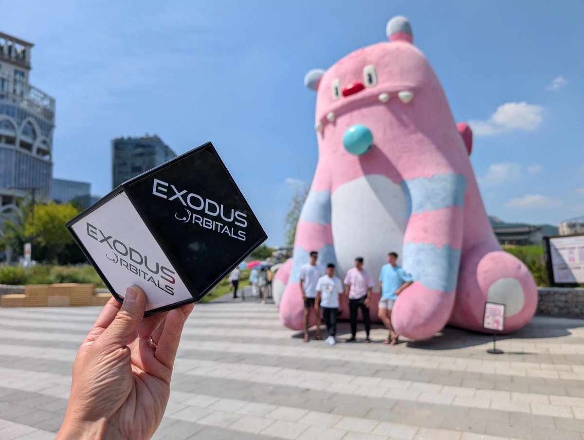 While EXODUS ORBITALS is getting ready for meetings at the British Embassy with Innovate UK and leading local #startups in Seoul tomorrow morning, #MicroNovaTheSatellite is having fun around town - we are being serious about #Apps in #Space without looking serious!