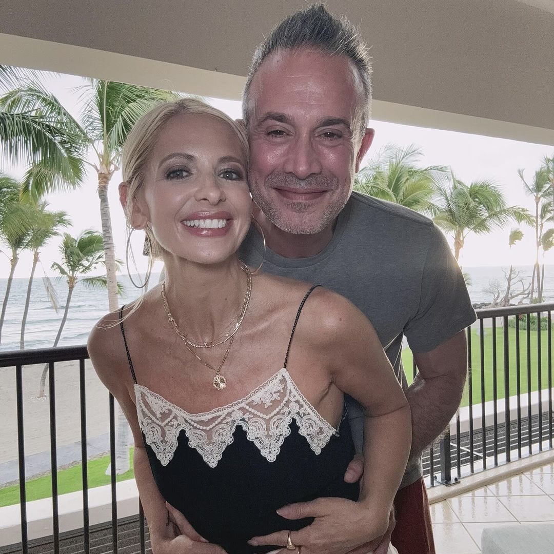 Sarah Michelle Gellar and Freddie Prinze Jr. share new photo to celebrate their 22nd wedding anniversary:

“22 🥂💍👰🏼”