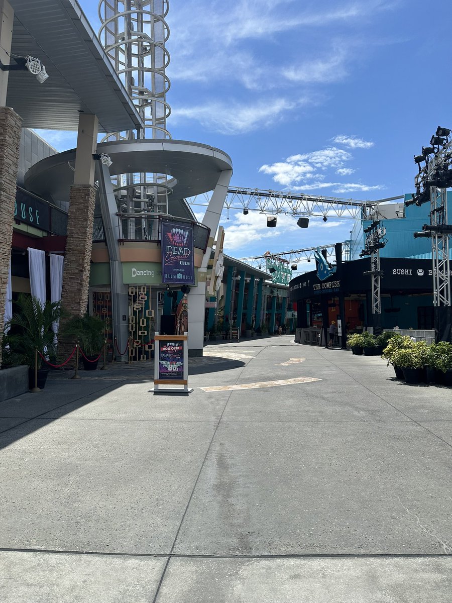 Les presento el sitio oficial de mi primera borrachera hace 16 años atrás, si City Walk, mis compañeras y el basurero hablaran 🤦🏽‍♂️.