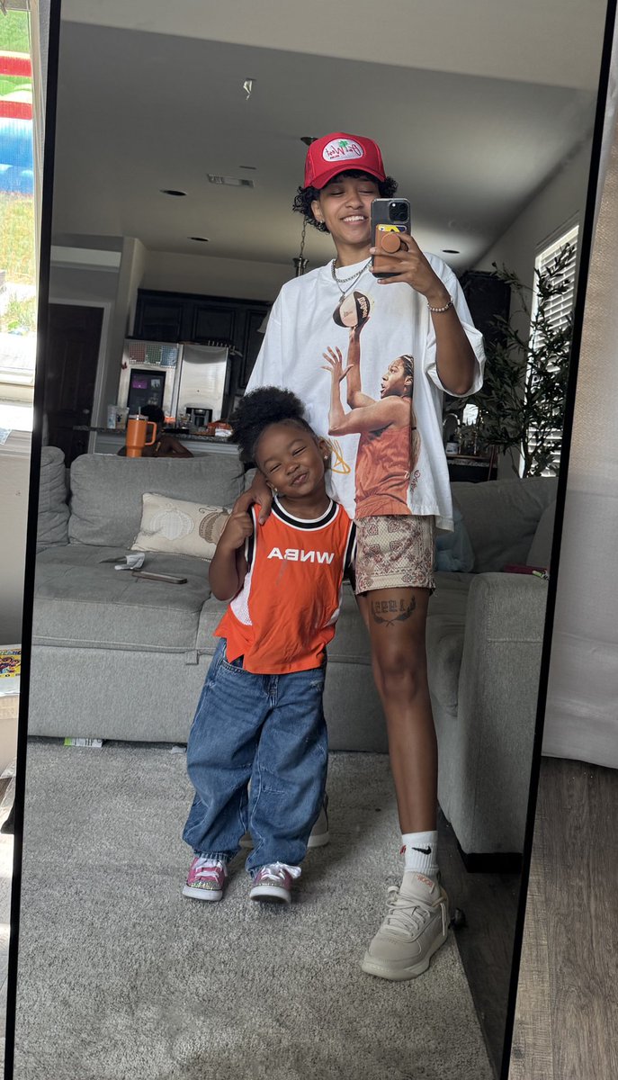 auntienae95 tweet picture