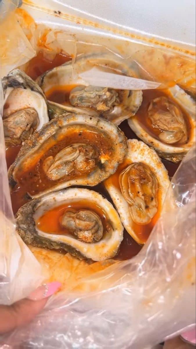 layxsnv's tweet photo. How To Eat Oysters: https://t.co/pxsk0bzU6Q