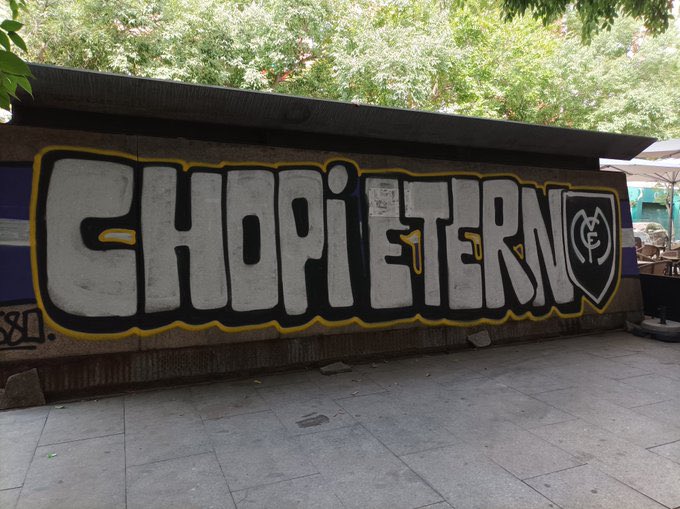 Ultras Sur rinde homenaje a Chopi, miembro histórico de US fallecido, en su calle: Honor a los que siempre estuvieron, a los que, aunque se fueron, siguen estando, y a los que ausentes nunca se marcharon.

Real Madrid - Real Betis
01/09/24. 🇪🇦

Eterno Chopi, referente madridista.