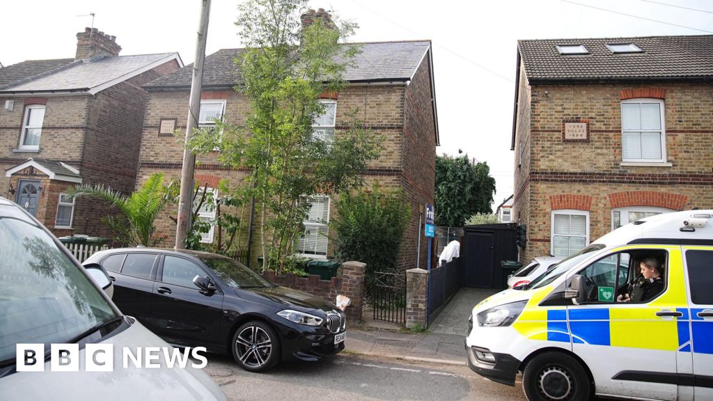 Three children found dead with man all under four dlvr.it/TCgL6C