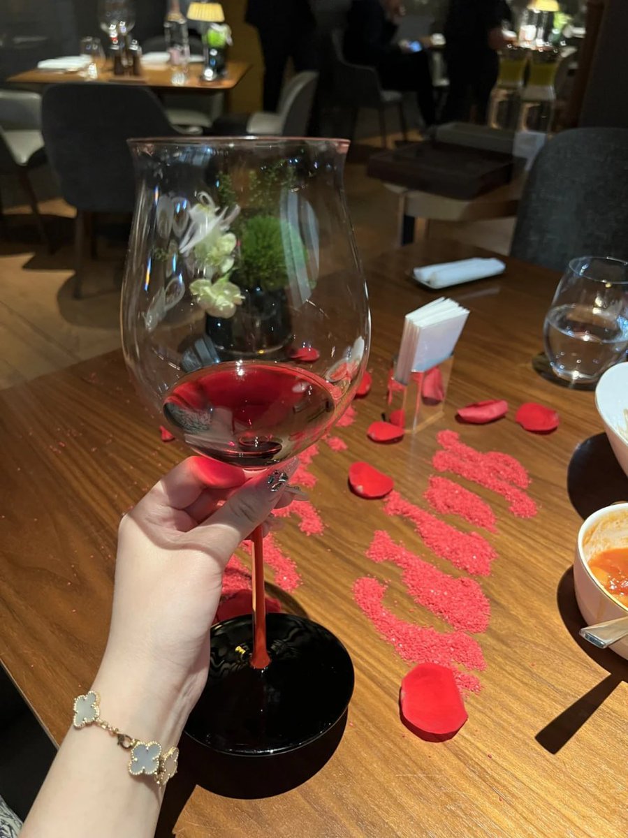 I had a delicious dinner with a glass of red wine.😋🍷