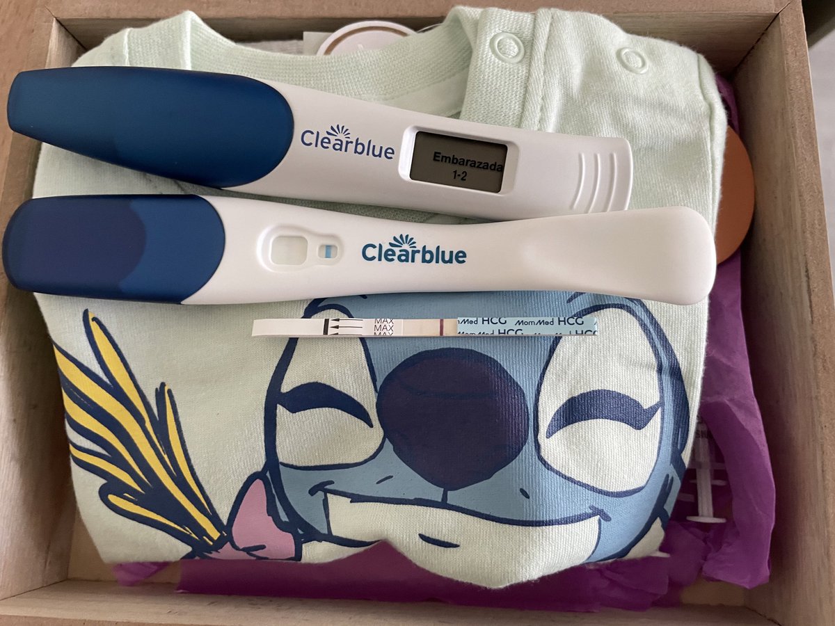 Después de más de tres años escuchando que en mi condición sería prácticamente imposible quedarme embarazada de manera natural, sin ningún tipo de sospecha ni síntoma me encuentro esto. No se ni como me siento ahora mismo… ojalá todo salga bien ❤️ Agárrate fuerte bolita ❤️❤️❤️