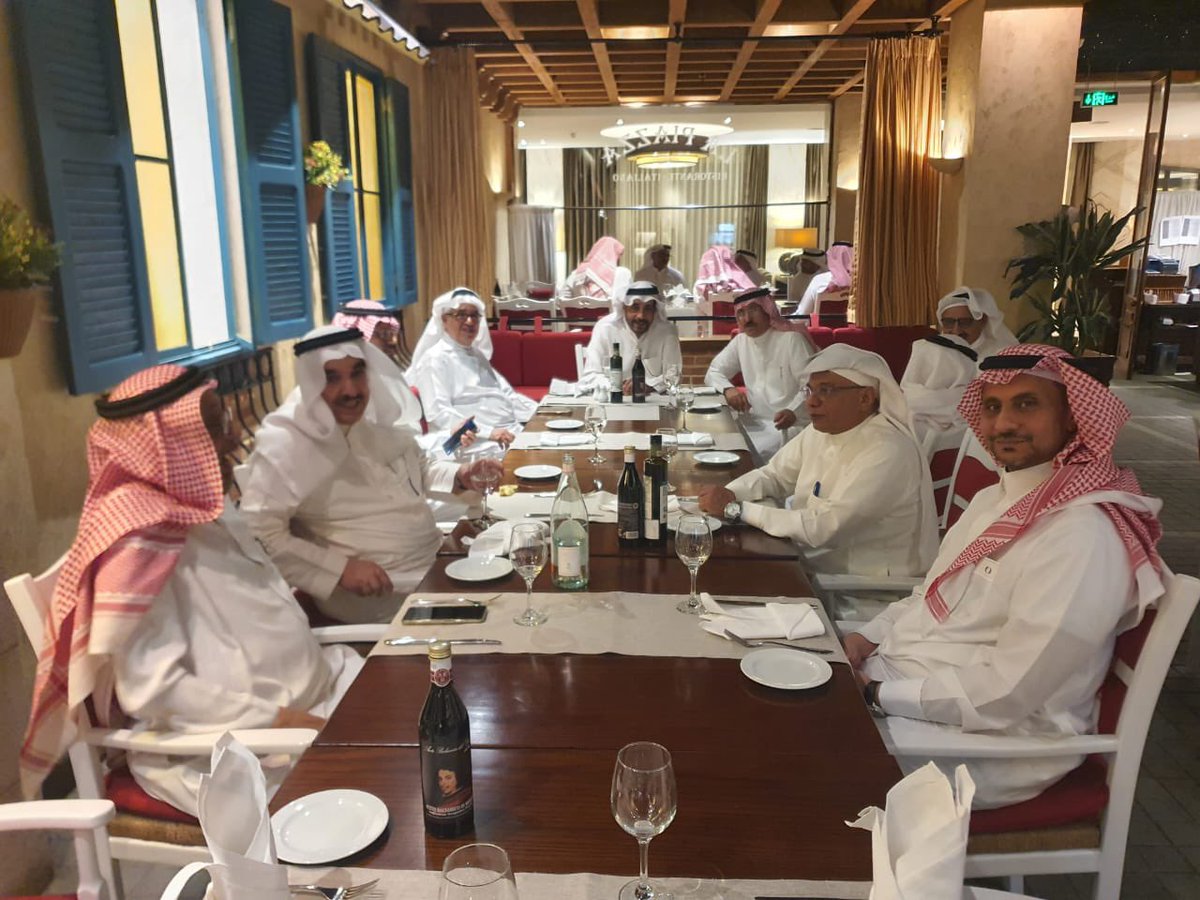 لقاء الأحبة الزملاء القدامى في هيئة المهندسين <a href="/SCE/">SCE</a> رؤساء مجالس وأمناء سابقين وأعضاء شعب هندسية .. كان اللقاء بدعوة كريمة من د.صالح المقرن جزاه الله خيراً .