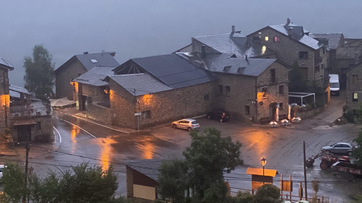 xcollgi's tweet photo. Ruixat, primer capvespre de setembre,calma,camps assaonats #Llessui #valldAssua @MeteoMauri @meteocat @btveltemps @eltempsTV3 @ElTemps_cat @elnacionalcat @meteorac1 @AEMET_Cat https://t.co/xGwTY5OBCM