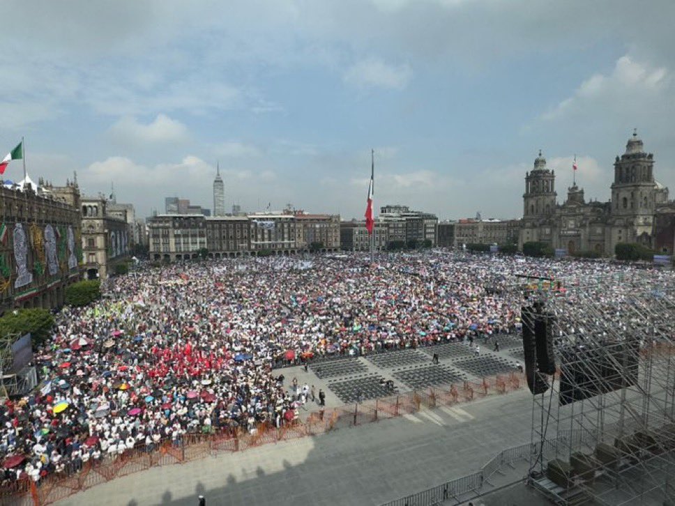 Un presidente que ama a su pueblo y un pueblo que ama a su presidente. 6o Informe de Gobierno: amor con amor se paga