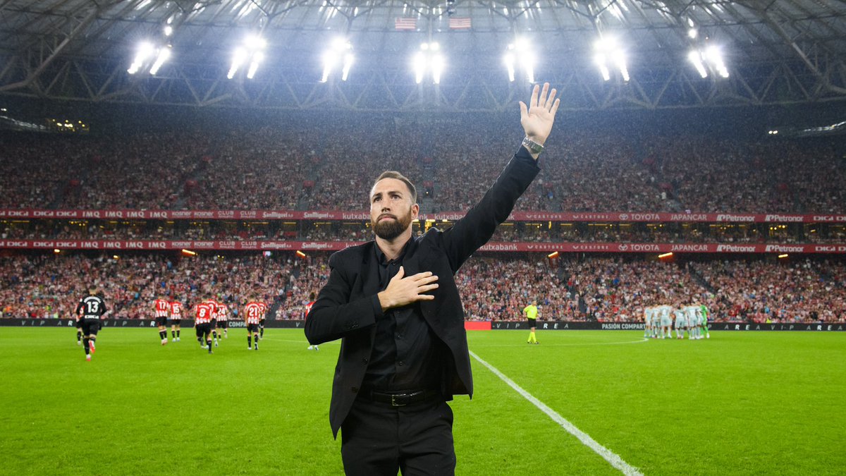 sandormartin's tweet photo. Quien me iba a decir cuando era un niño que un día estaría haciendo el Saque de Honor, en San Mames, con el @AthleticClub ❤️🤍🥊

¡Gracias por tanto! Vamos a por el título https://t.co/vM9gsp2rPi
