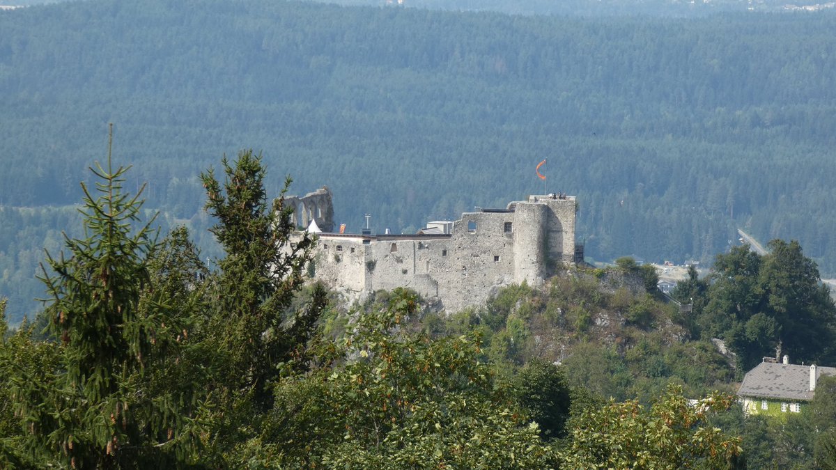 WWien10's tweet photo. Auch am heutigen Sonntag und dem 1. #Herbst Tag #Hochsommer #Hitze mit 30.1°C in #Villach-Lind. #Regenschauer oder #Gewitter sind ausgeblieben. Lediglich an den #Karawanken hatte es für einen kräftigen #Regenschauer gereicht, wie hier in #Finkenstein. https://t.co/uIJQbDqQte