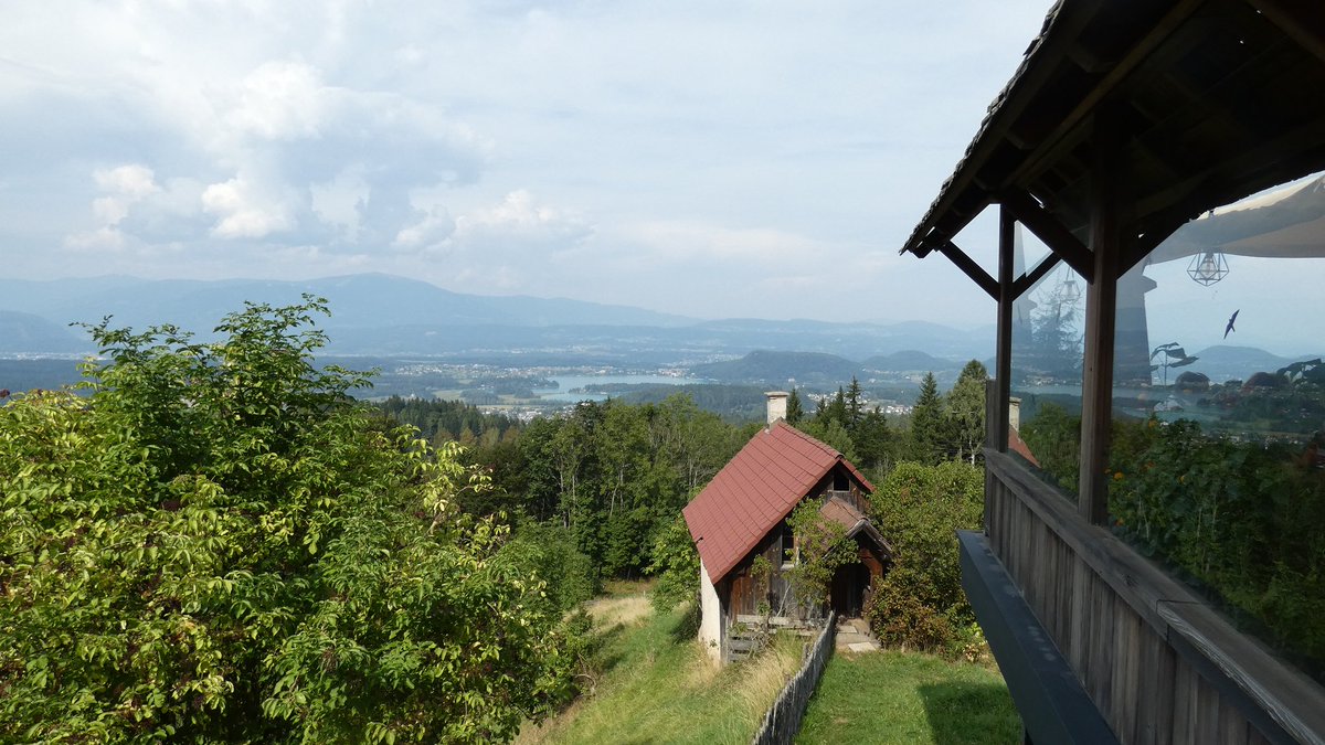 WWien10's tweet photo. Auch am heutigen Sonntag und dem 1. #Herbst Tag #Hochsommer #Hitze mit 30.1°C in #Villach-Lind. #Regenschauer oder #Gewitter sind ausgeblieben. Lediglich an den #Karawanken hatte es für einen kräftigen #Regenschauer gereicht, wie hier in #Finkenstein. https://t.co/uIJQbDqQte