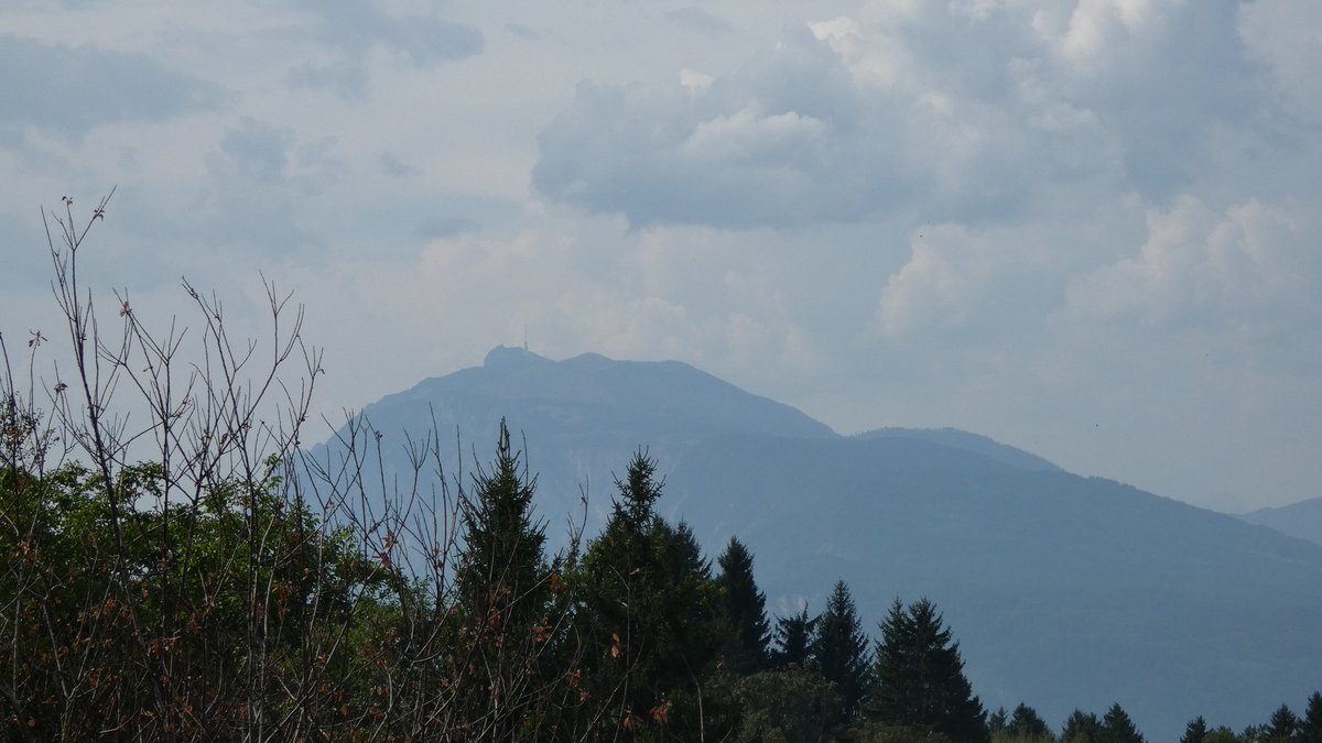 WWien10's tweet photo. Auch am heutigen Sonntag und dem 1. #Herbst Tag #Hochsommer #Hitze mit 30.1°C in #Villach-Lind. #Regenschauer oder #Gewitter sind ausgeblieben. Lediglich an den #Karawanken hatte es für einen kräftigen #Regenschauer gereicht, wie hier in #Finkenstein. https://t.co/uIJQbDqQte