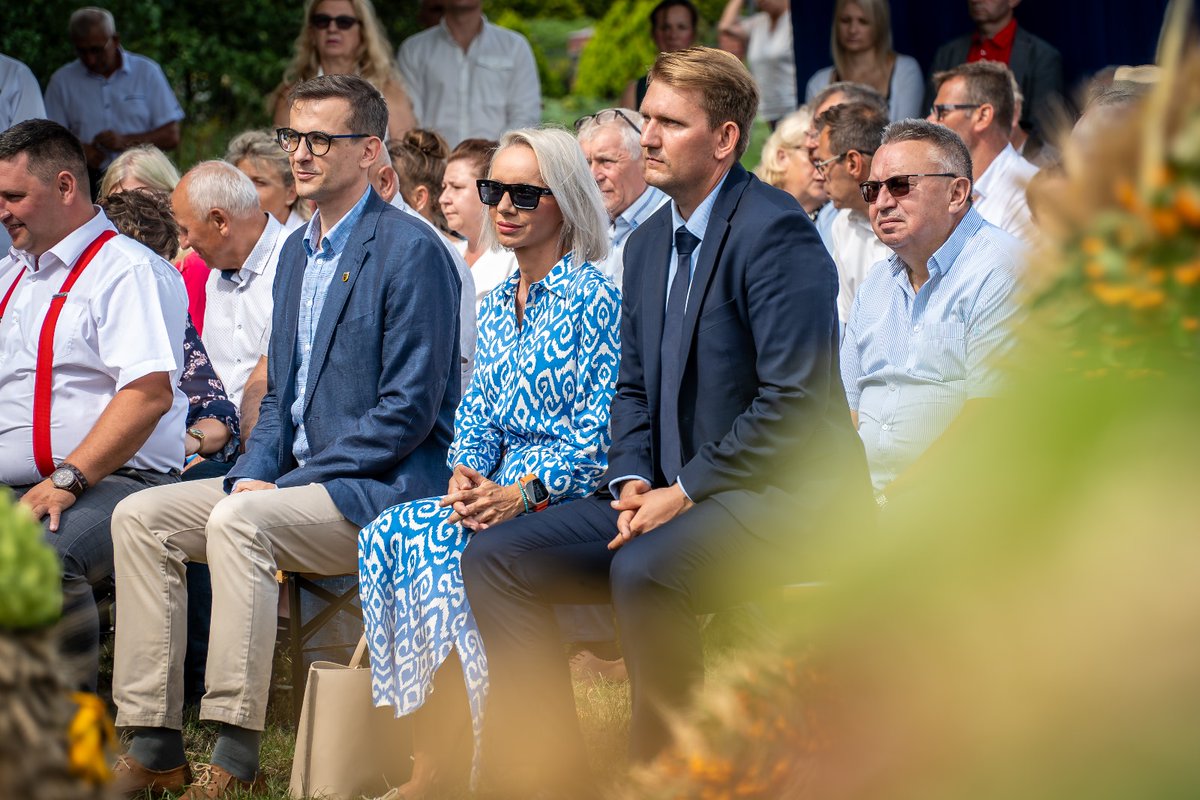 MarcinKorytko's tweet photo. 🍞🌾🚜Razem z burmistrzem @KropskiLukasz i posłanką @anna_sobolak podziękowaliśmy rolnikom za ich pracę podczas dożynek gminnych #Siechnice. Dziękuję obecnym za wspólną zabawę i dobre rozmowy, a organizatorom i uczestnikom za przygotowanie tego wspaniałego wydarzenia.👏 https://t.co/1rFjLJ4HNK