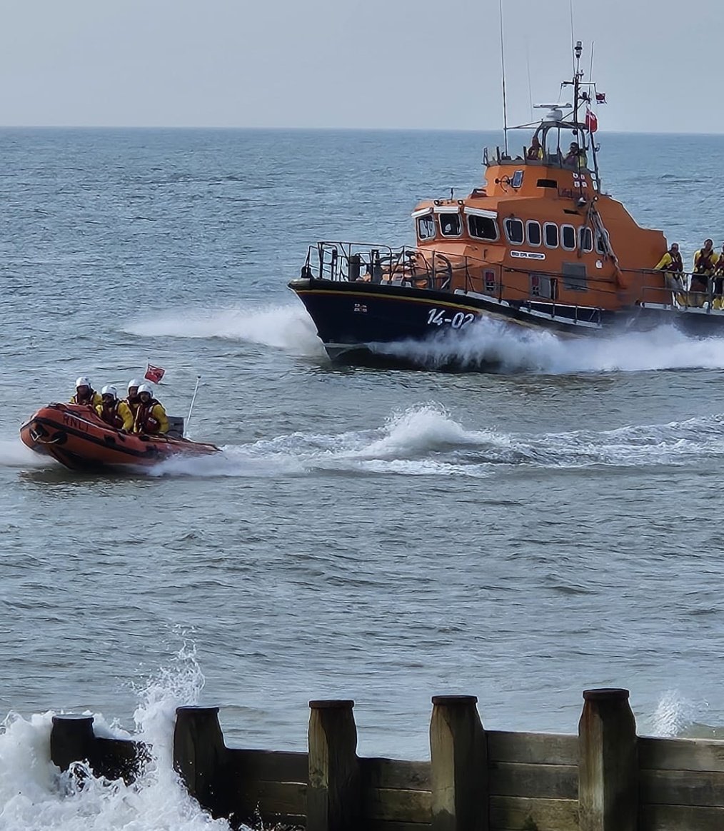 📟 Shout 116 📟 
At 12pm today our ILB was tasked to a dismasted yacht off Eastbourne emitting a Pan Pan distress call. Due to the nature of the rescue 2 crew members went aboard the yacht &amp; the ALB was tasked to tow her safely into Sovereign Harbour. 
#RNLI #SavingLivesAtSea
