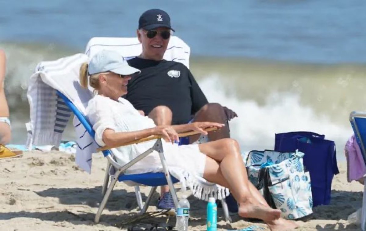 PHLEaglesNation's tweet image. President Joe Biden rocking an #Eagles shirt on vacation in Rehoboth Beach, DE this weekend.