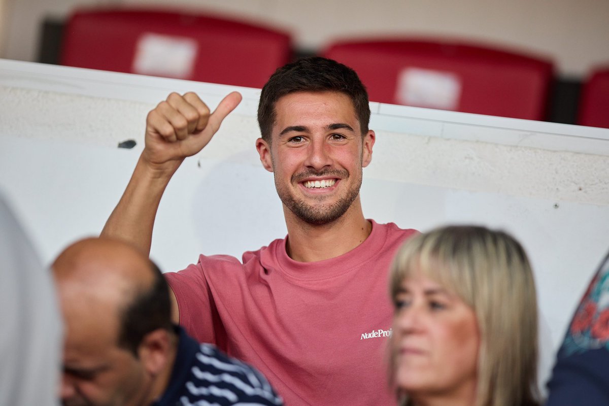 CDMirandes's tweet photo. 🤩 Espectador de lujo

🏟️🐗 #Anduva siempre será tu casa @javiermarton9 https://t.co/pVlAXkxuPC