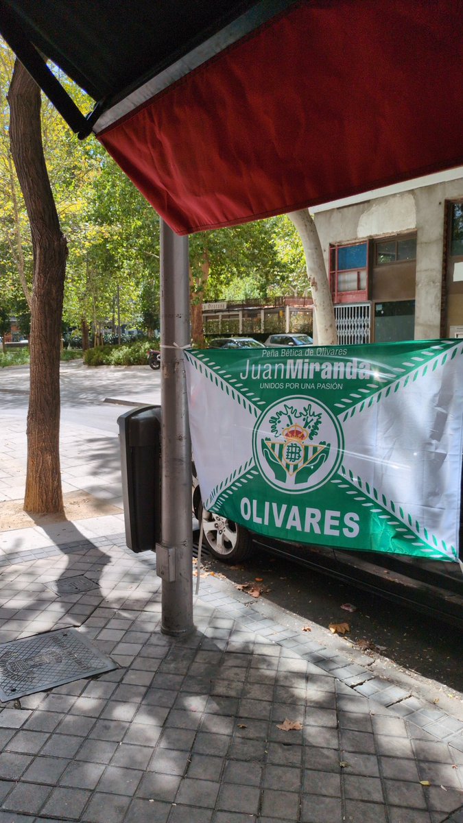 edodeco's tweet photo. @TinteroVB #Betis Bandera perdida en la previa del Bernabéu. De la peña bética de Olivares. https://t.co/pVh7NG0Vu9