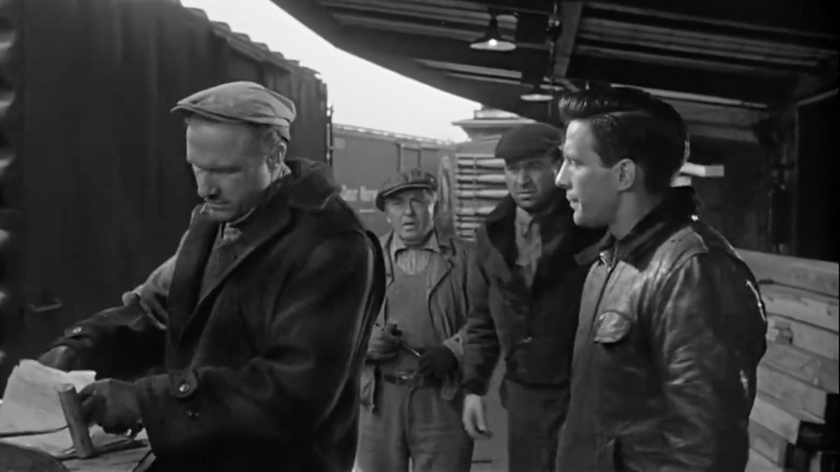 wmweibel's tweet photo. Someone's about to experience a growth spurt. #DarknessAtNoon #NoirAtWork #EdgeOfTheCity https://t.co/jhE2HD9Pa2