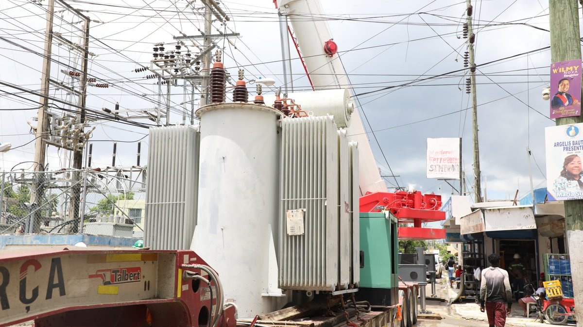 EdeesteRD's tweet photo. La Empresa Distribuidora de Electricidad del Este (EDEESTE) reafirma su compromiso con la mejora de la calidad del servicio eléctrico en toda su área de concesión mediante la reciente instalación de un nuevo transformador de potencia de 69/4.16 kV en el sector La Caleta del municipio de Boca Chica, acompañado de la construcción de un nuevo circuito eléctrico.
