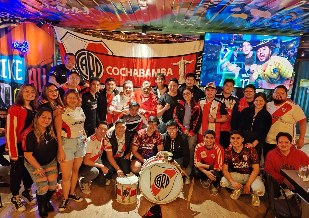 filialrivercbba's tweet photo. Saludos @cholosottile y @pablobari. La FILIAL COCHABAMBA en Bolivia alentando al millo. Que hayan muchos goles hoy‼️ https://t.co/NNxGc9vYAZ