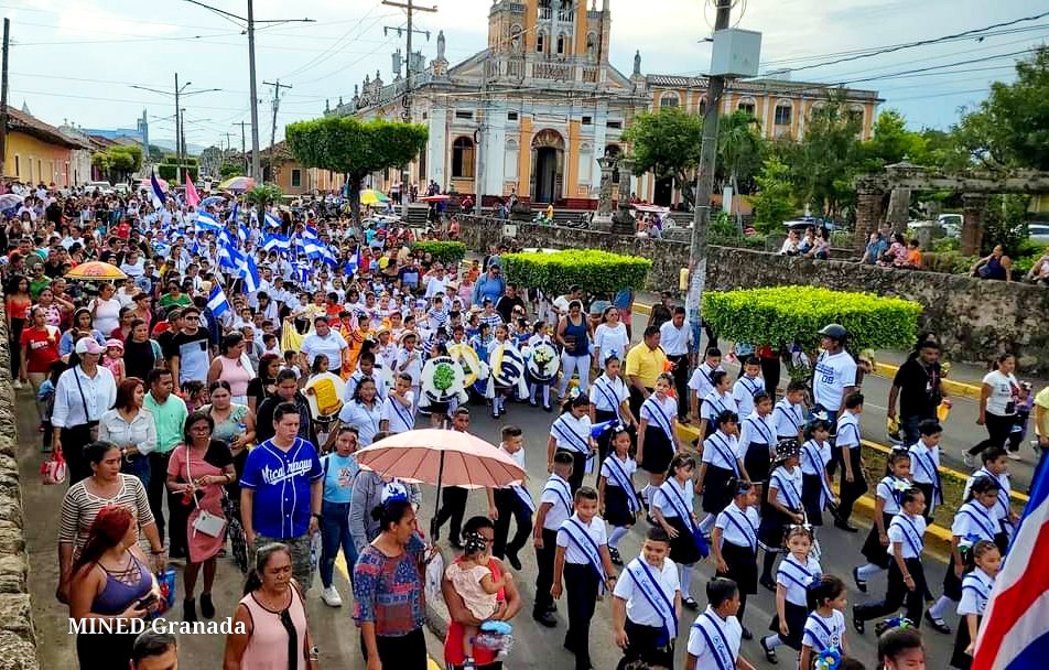 MinedGranada's tweet photo. La Comunidad educativa del municipio de Granada participa en el Tercer Desfile Escolar "Patria Bendita y Siempre Libre" #500AñosGranada 🇳🇮

#Nicaragua https://t.co/pa6DIksT1c