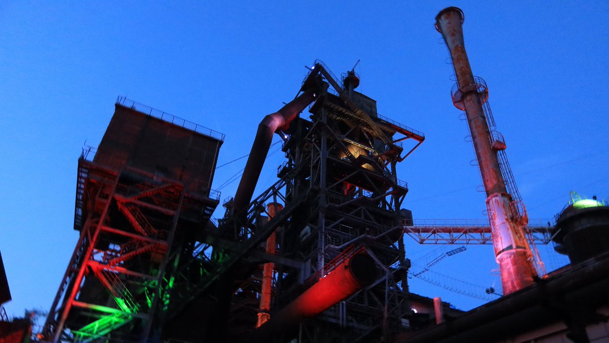 Sommer, Sonne, Stahlwerke... In wonderful sunshine we cycled back into Germany. On the boundary marker it said: Borders connect. Wise words in these days. In Duisburg we spend the last night of the tour at Landschaftspark Nord and wander around the illuminated former steelworks.