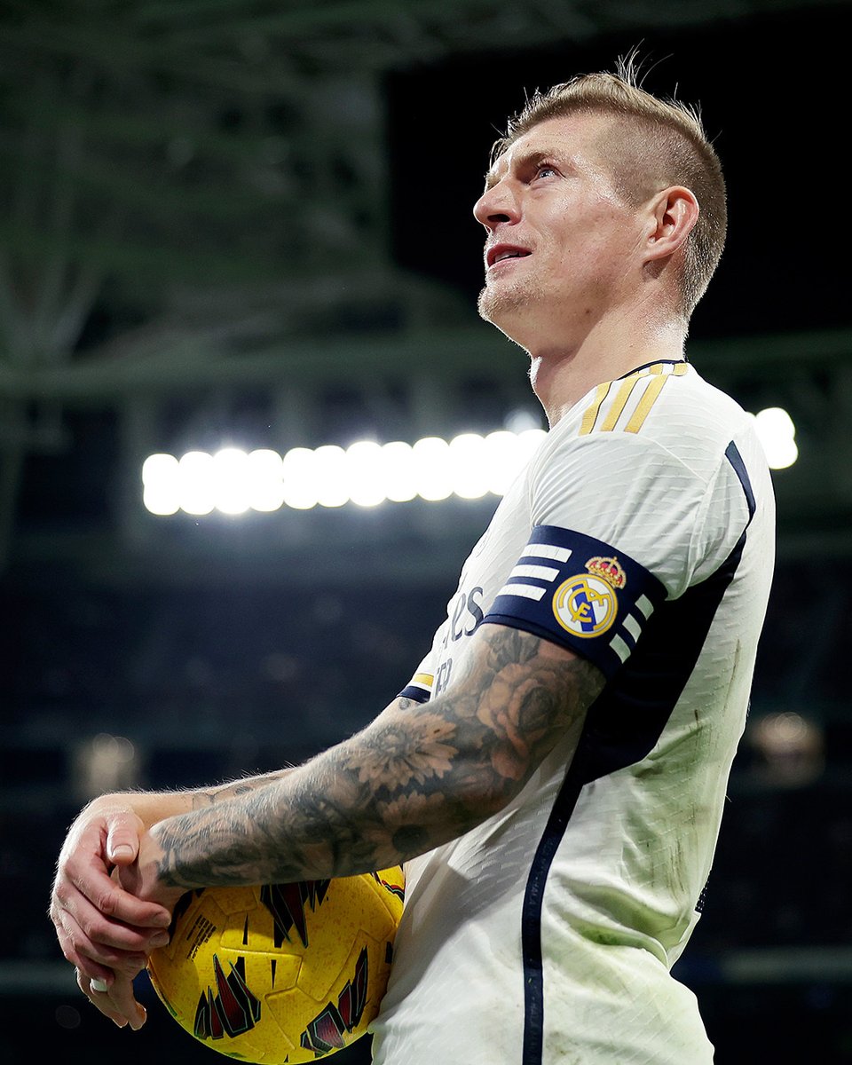 InvictosSomos's tweet photo. Él dirigía, él organizaba, él manejaba los tiempos. Real Madrid jugaba a su ritmo. Eventualmente, El Rey de Europa aprenderá a vivir sin Don Antonio, pero que estos partidos sirvan para valorar, apreciar y dimensionar lo fundamental que fue Toni Kroos en la época dorada reciente del club más grande del mundo. Sin el alemán en el campo, todo es más complicado. EL DIRECTOR DE ORQUESTA ABSOLUTO.