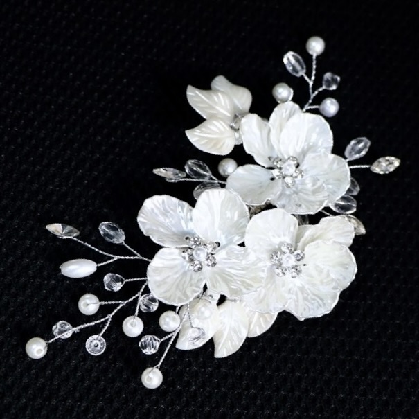 AdorabySimona's tweet photo. Iridescent pearls, glowing crystals, and enameled leaves come together in this romantic #bridal #hairclip to give your hair an extra touch of glam. 
Available here: https://t.co/G64GV74tFc
.
.
.
#2024weddingtrends #wedding #bridalhairjewelry #romanticwedding #adorabysimona https://t.co/dwNLV7dbxl