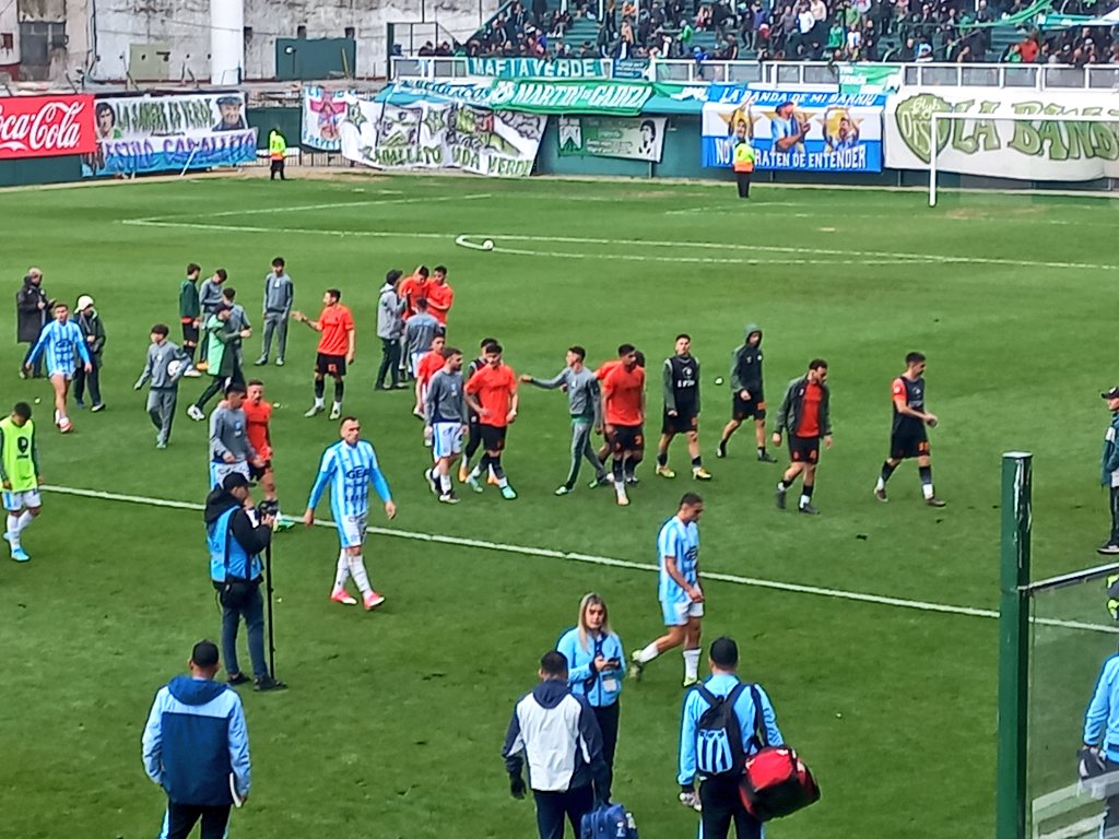 FerroenEspacio's tweet image. 🔚 𝗙𝗜𝗡𝗔𝗟 𝗗𝗘𝗟 𝗣𝗔𝗥𝗧𝗜𝗗𝗢
#fecha30 FERRO 2-0 RacingCba

En Caballito, Oeste hizo el gasto y los goles en la primera parte, de los pies de Retamar y Blanco. En el complemento, se quedó con 10 por la expulsión de Murillo.

#JuegaFerro