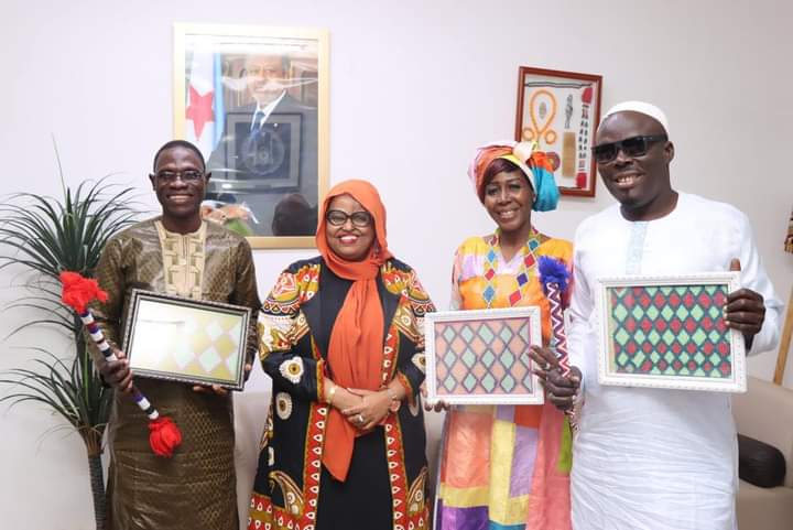 Dés leurs arrivée à Djibouti,  les acteurs les plus aimés de la série bobodiouf ont aussitôt fait de rencontrer S.E Mme la ministre de la Jeunesse et de la Culture . 

🗣Spectacle le 05 et 06 septembre , respectivement au palais du peuple et Théâtre des Salines.