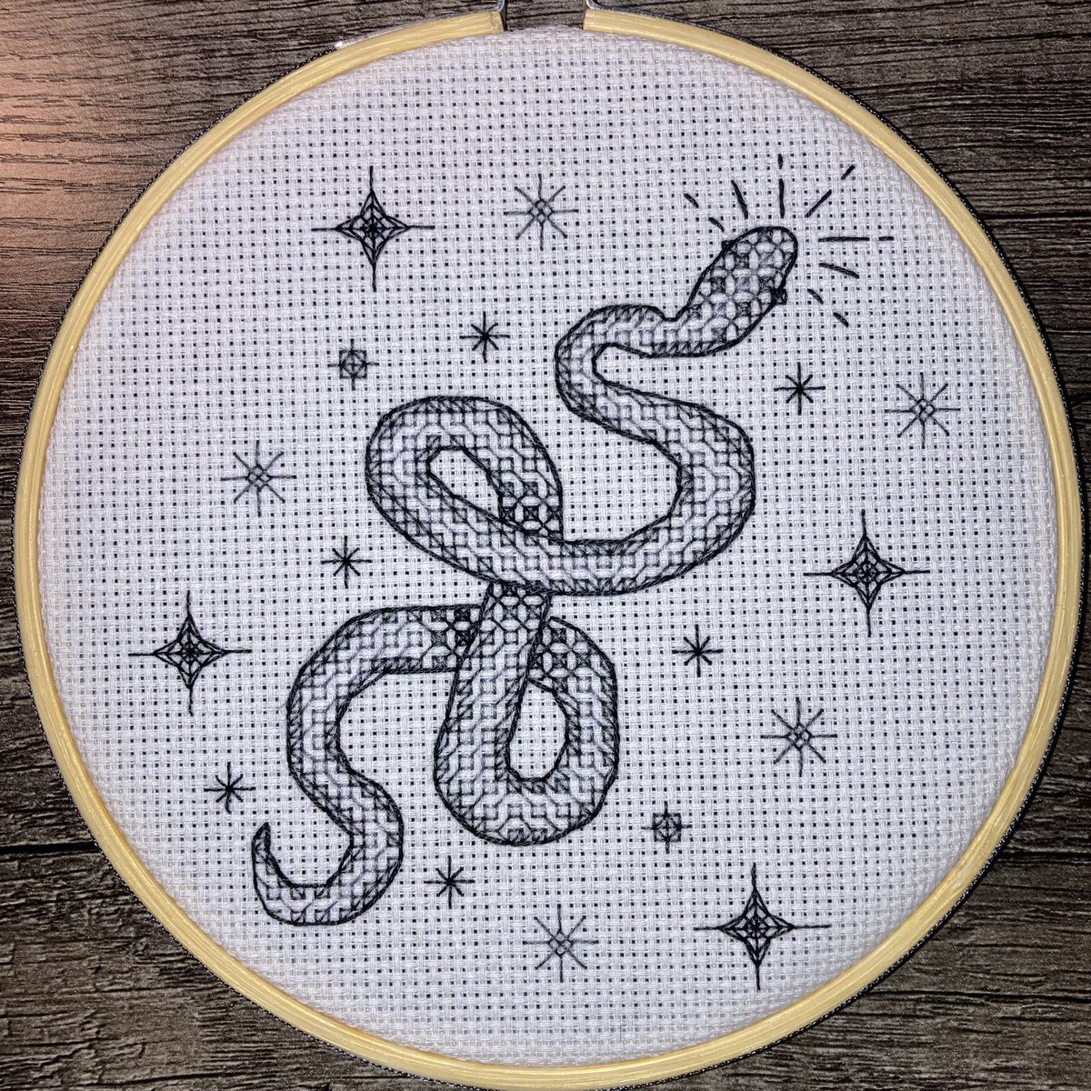 Pie’s Cross Stitch (@piescrossstitch) on Twitter photo A gift for <a href="/ShitArtHub/">Vegas (Fallen)</a> !
Pattern from TrunkyStitches
#GoodOmens #BlackworkEmbroidery A gift for <a href="/ShitArtHub/">Vegas (Fallen)</a> !
Pattern from TrunkyStitches
#GoodOmens #BlackworkEmbroidery
