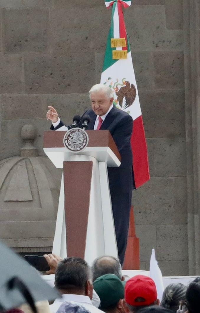 manuel_rdgn's tweet photo. ¡Muchas gracias, señor Presidente @lopezobrador_!

Gracias por su dedicación, su tiempo, su entrega, por no rendirse nunca y luchar incansablemente y con gran amor por todas y todos los mexicanos. Gracias por enseñarnos que la buena política se hace con el pueblo y que es el pueblo el que manda. Gracias por nunca ceder sus principios e ideales, por demostrarle al mundo que la economía moral es el principio de la prosperidad compartida, en donde todos somos iguales y podemos vivir con bienestar. Gracias por iniciar la transformación profunda de México y sentar las bases de una nueva era, donde por el bien de todos, primero los pobres. Ha sido un honor ser parte de esta primera etapa de cambios profundos, y es un honor continuar trabajando para consolidar y acrecentar su legado con el #SegundoPiso de la 4T, ahora con nuestra Presidenta electa @Claudiashein.

#SextoInforme