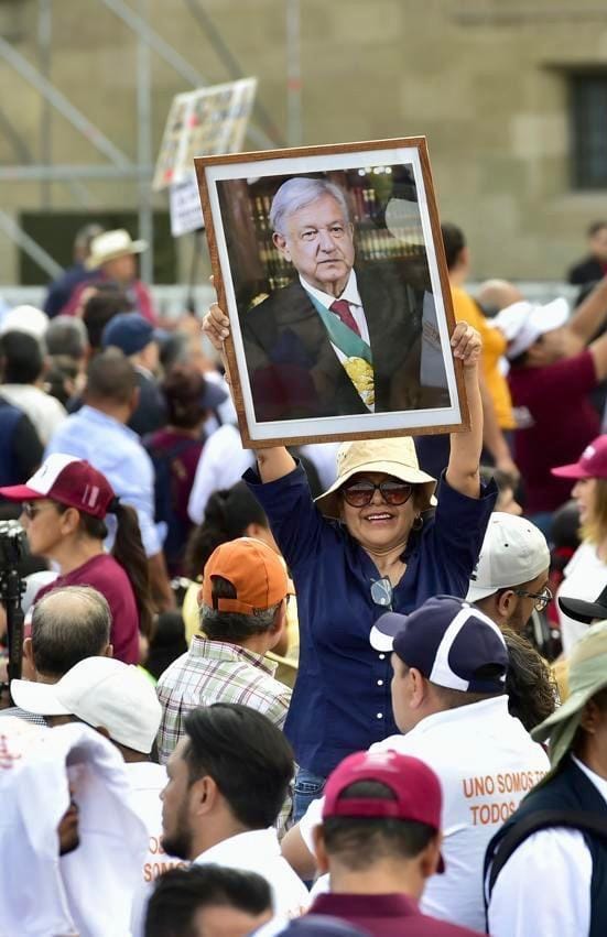 manuel_rdgn's tweet photo. ¡Muchas gracias, señor Presidente @lopezobrador_!

Gracias por su dedicación, su tiempo, su entrega, por no rendirse nunca y luchar incansablemente y con gran amor por todas y todos los mexicanos. Gracias por enseñarnos que la buena política se hace con el pueblo y que es el pueblo el que manda. Gracias por nunca ceder sus principios e ideales, por demostrarle al mundo que la economía moral es el principio de la prosperidad compartida, en donde todos somos iguales y podemos vivir con bienestar. Gracias por iniciar la transformación profunda de México y sentar las bases de una nueva era, donde por el bien de todos, primero los pobres. Ha sido un honor ser parte de esta primera etapa de cambios profundos, y es un honor continuar trabajando para consolidar y acrecentar su legado con el #SegundoPiso de la 4T, ahora con nuestra Presidenta electa @Claudiashein.

#SextoInforme
