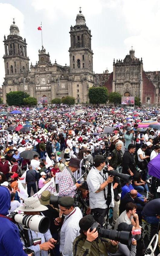 manuel_rdgn's tweet photo. ¡Muchas gracias, señor Presidente @lopezobrador_!

Gracias por su dedicación, su tiempo, su entrega, por no rendirse nunca y luchar incansablemente y con gran amor por todas y todos los mexicanos. Gracias por enseñarnos que la buena política se hace con el pueblo y que es el pueblo el que manda. Gracias por nunca ceder sus principios e ideales, por demostrarle al mundo que la economía moral es el principio de la prosperidad compartida, en donde todos somos iguales y podemos vivir con bienestar. Gracias por iniciar la transformación profunda de México y sentar las bases de una nueva era, donde por el bien de todos, primero los pobres. Ha sido un honor ser parte de esta primera etapa de cambios profundos, y es un honor continuar trabajando para consolidar y acrecentar su legado con el #SegundoPiso de la 4T, ahora con nuestra Presidenta electa @Claudiashein.

#SextoInforme
