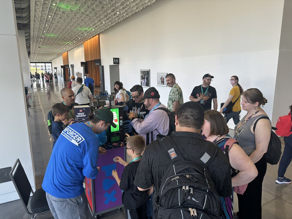 LineEntertainer's tweet photo. @rhartman @HollyConrad It most certainly draws a crowd! https://t.co/GUZnAqkcJr