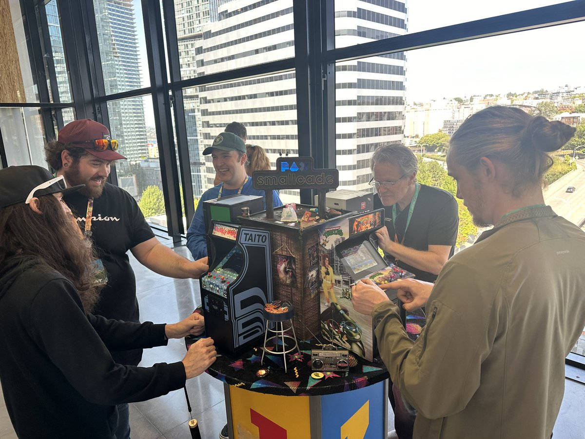 LineEntertainer's tweet photo. @rhartman @HollyConrad It most certainly draws a crowd! https://t.co/GUZnAqkcJr