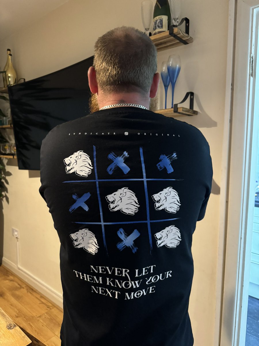 Amy62307055's tweet photo. Loving the ‘never let them know your next move’ t-shirt🤟@Syndicate @SyndicateOG https://t.co/XdZIDpn5Fz