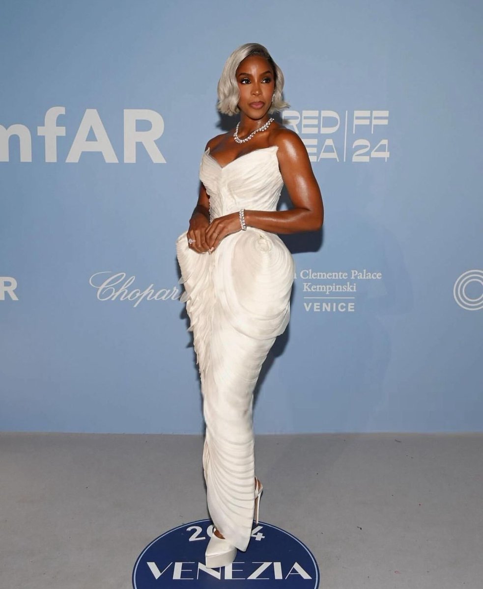 KRFrance's tweet photo. - KR

@kellyrowland est actuellement en Italie pour un festival de film. @amfar 

Elle fera un mini concert ce soir lors d’un gala privé. 

👗 : @wilfordlenov 
💄 : @paintedbyesther 

@kellyrowland #kellyrowland #rowlandstones #destinyschild #teamdc3 https://t.co/ZxJZi6j62T