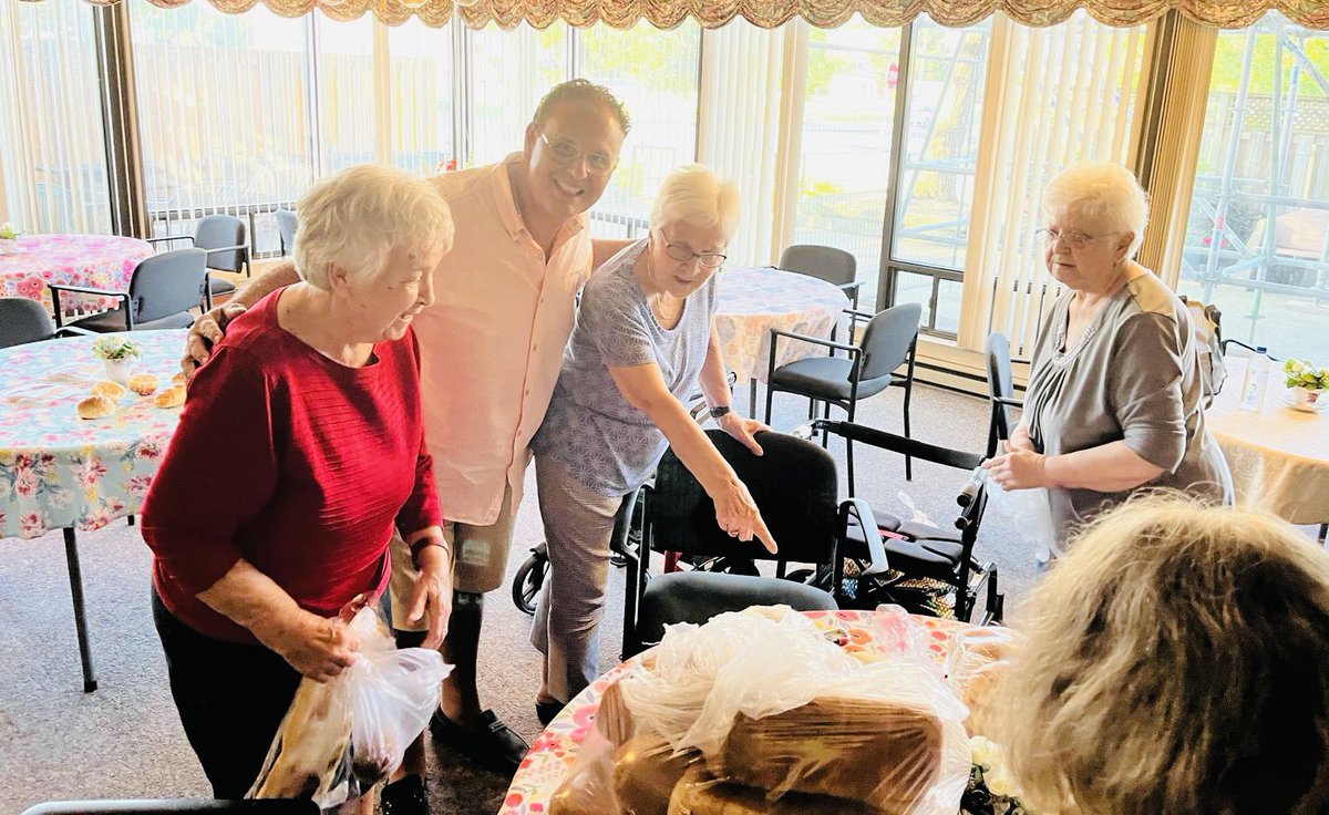 RudyCuzzetto's tweet photo. Happy to help our volunteers deliver contributions of fresh bread to the seniors at Hillside Place from Tony Iantorno and his team at the new #Brightwater @COBSBread in #PortCredit. #MississaugaLakeshore #OntarioSpirit 🍞

Read more and #SupportLocalON:
https://t.co/ZsF11qbUEL https://t.co/RnrmAUhFyf