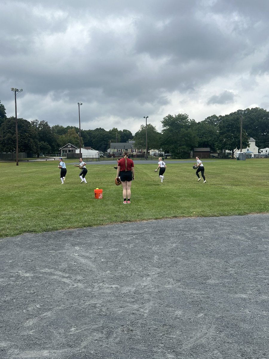 FPNE16UPeyton's tweet photo. First practice ✅ Special thank you to our guest coach @allieclements27 for working with us today! 

@FPNE16UMorgan @FPNE18URoumelis https://t.co/2afNxOXG2G