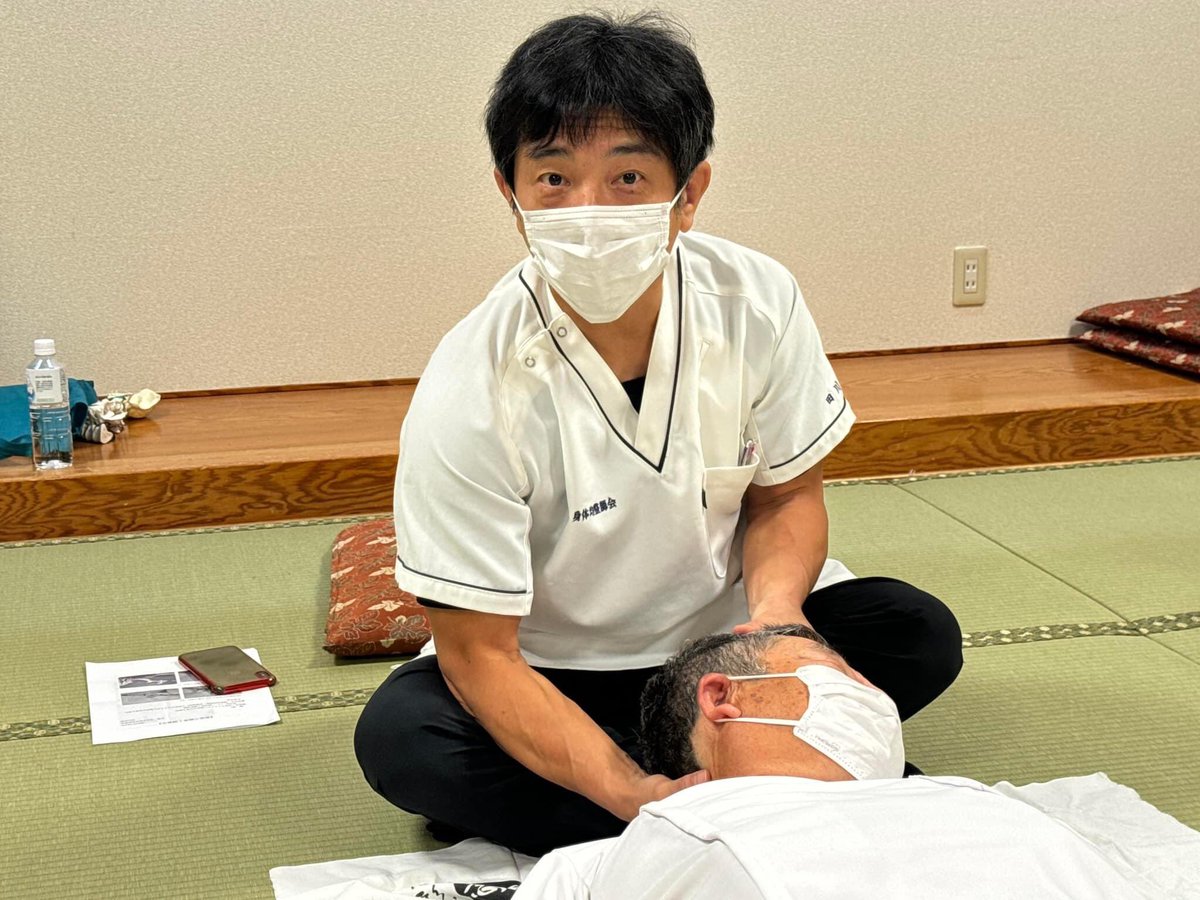Kinsei_Shikai's tweet photo. 均整師会札幌東京支部研修会、2日目です！

お題はとても大事な頚椎、デ���ケートな手捌きが求められます。 https://t.co/UR7MhjYXES