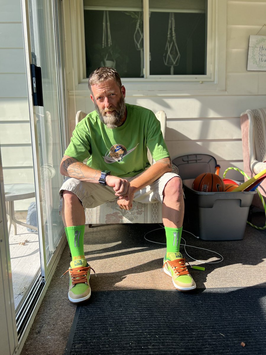 snkr-sneak tweet media